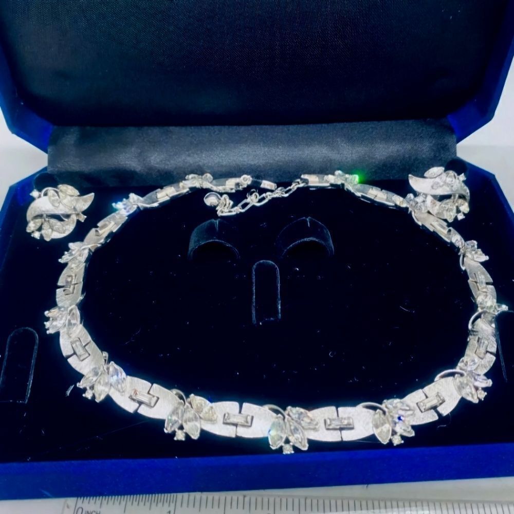 VTG. RARE CROWN TRIFARI CLEAR RHINESTONE DEMI FLOWERS NECKLACE & EARRINGS - Picture 1 of 5